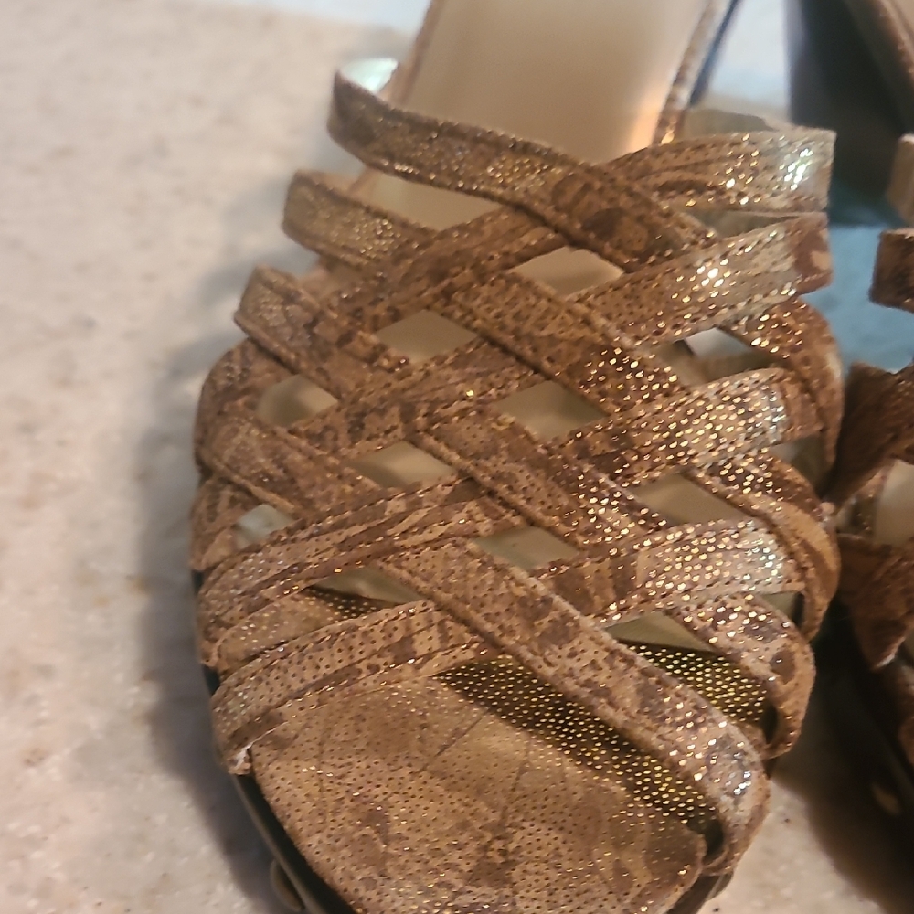 Stuart Weitzman Brown Mules with Woven Design - Picture 3 of 9